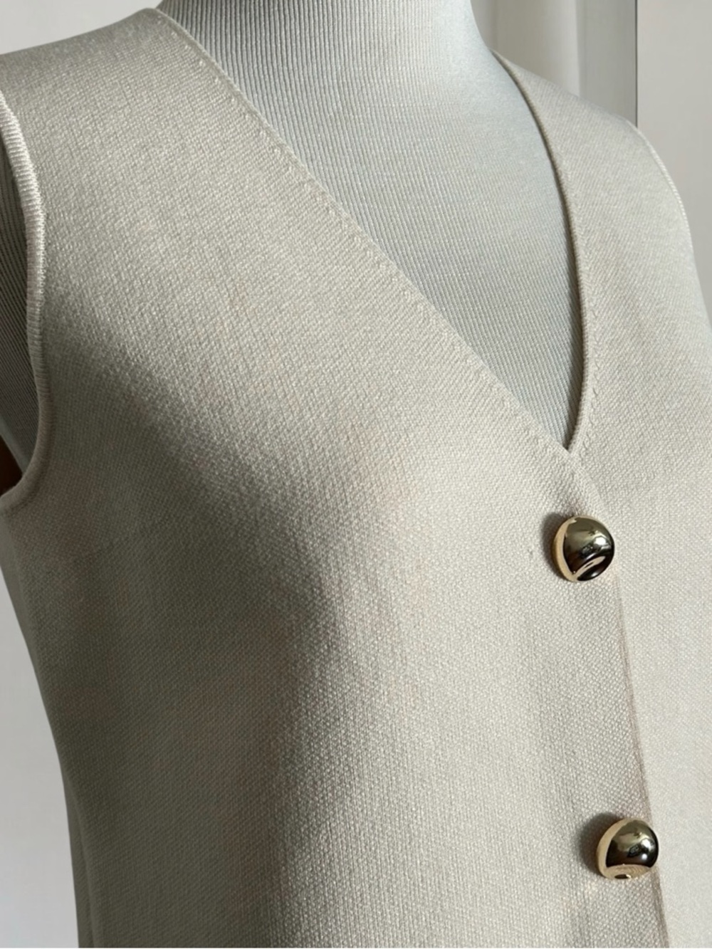 Rachel Zoe Light Cream Sleeveless Button Front Knit Vest Top - Picture 3 of 8